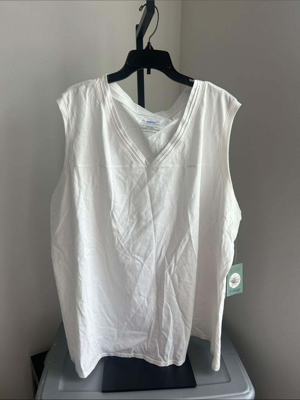 NWT- Danskin Now  Women’s Sleeveless V-Neck Top in white. Size 5x (30/32)